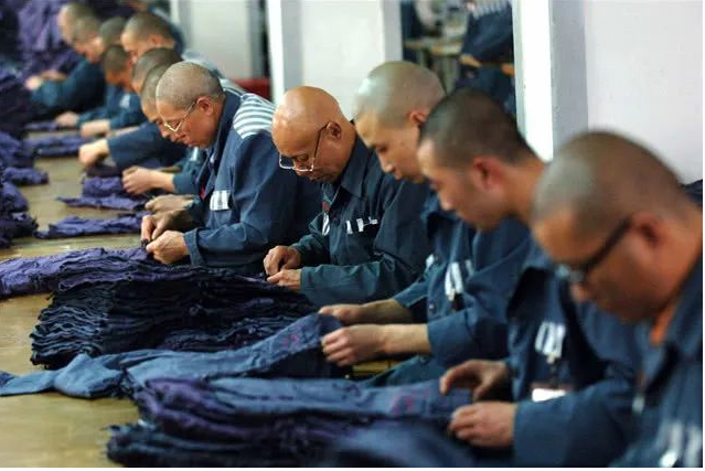 服刑人员准备出狱时，穿什么衣服出来？