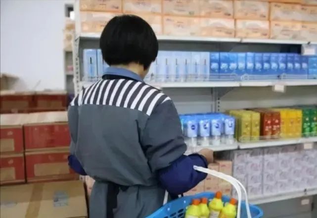 服刑人员还能逛超市？