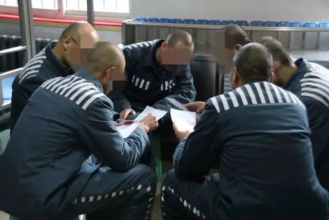 服刑人员在监狱里的具体工作是什么？