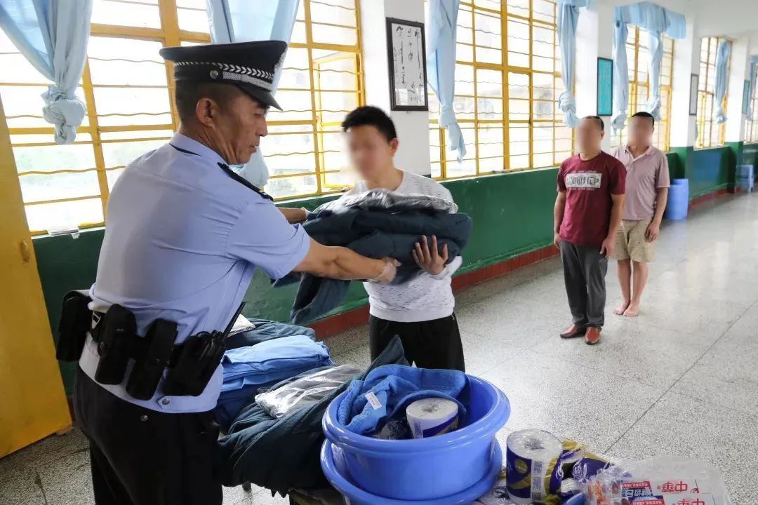 刚入监，监狱会发哪些生活用品？