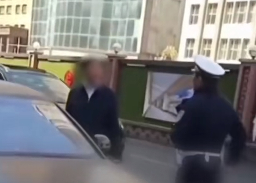 黑龙江哈尔滨交警处罚违停奥迪遭怼:看给你傲的 你叫什么名字？
