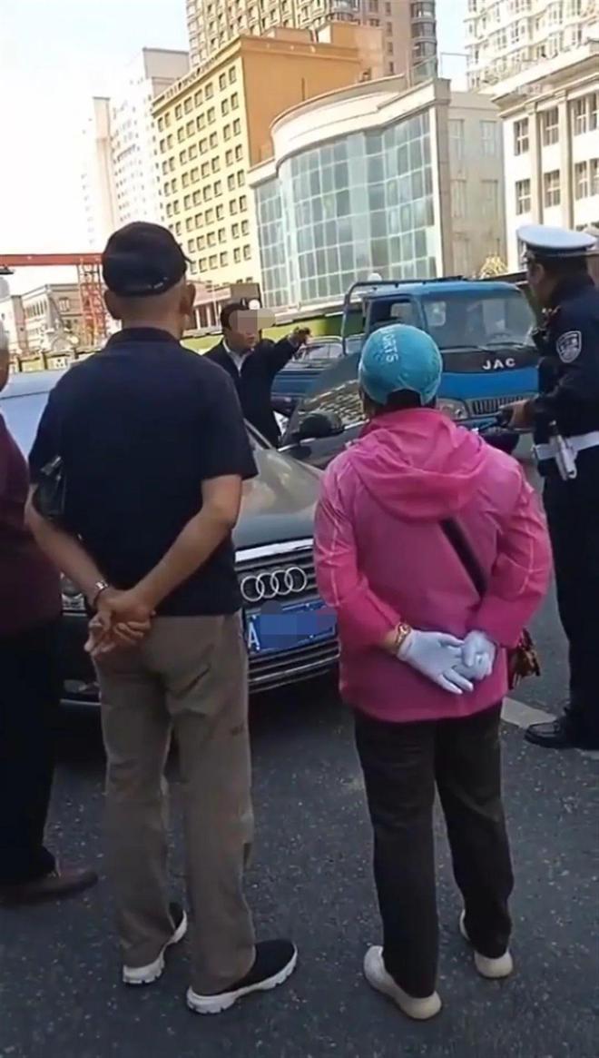 奥迪车主违停怼交警，网传为副市长？