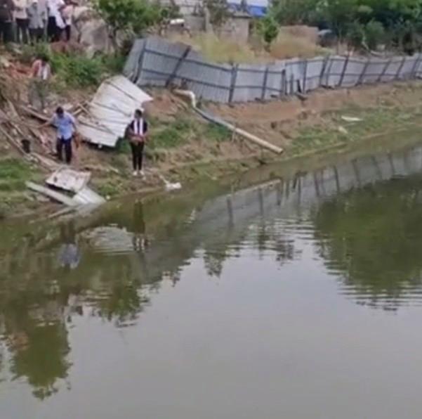 出门倒车时疑“油门当刹车”倒进村河，一家4口不幸溺亡已下葬，有村民提醒：开车时注意安全驾驶
