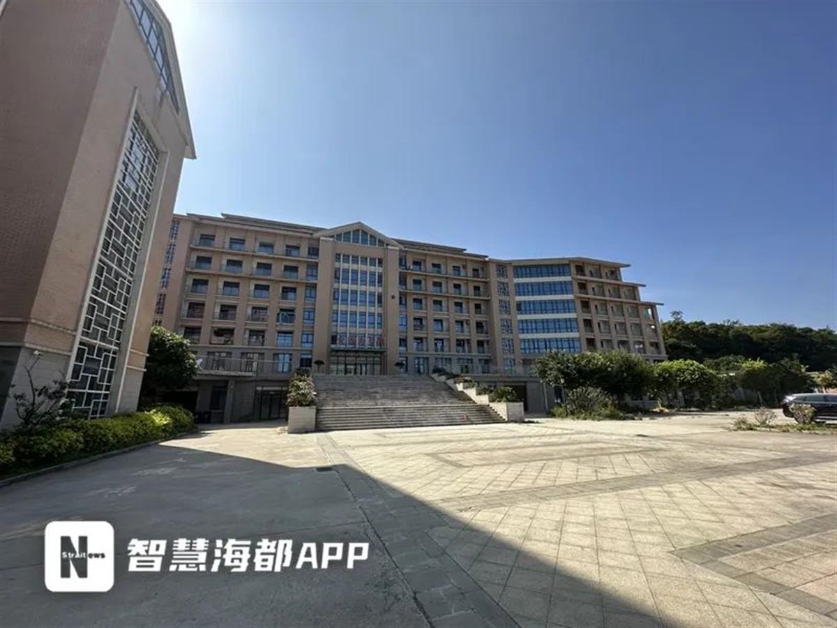 福建平潭一医院34岁员工天台上吊身亡，家属称死者被扣工资一年多，当地警方已介入