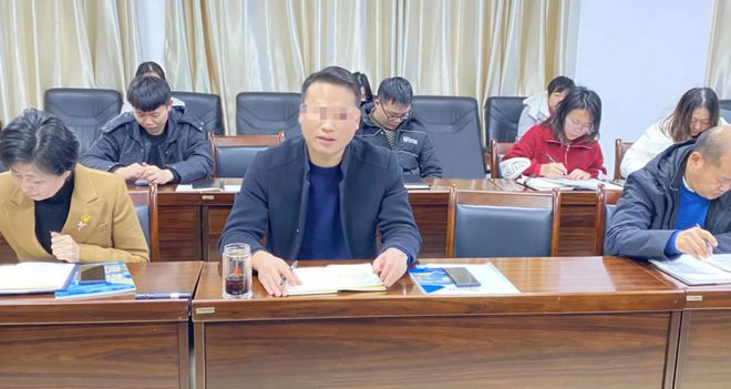 “​广西柳州一局长不雅聊天”后续，官方通报处罚结果：梁某已被免职