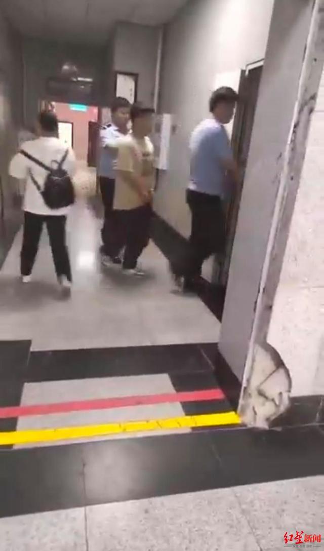 四川20岁快递员猥亵50岁阿姨被行拘