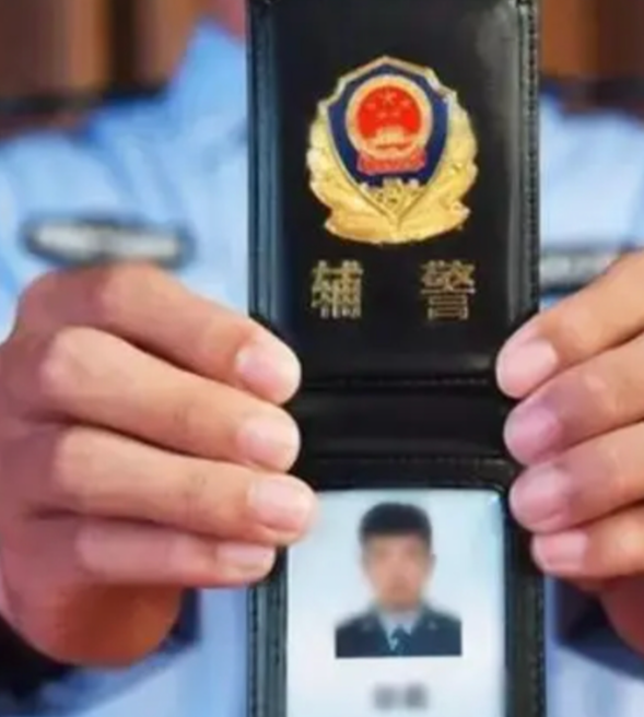 山东聊城东阿县一交警情绪失控当街扬言“弄死你”？