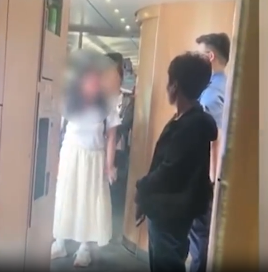 女子高铁上哭闹20分钟要求靠边坐