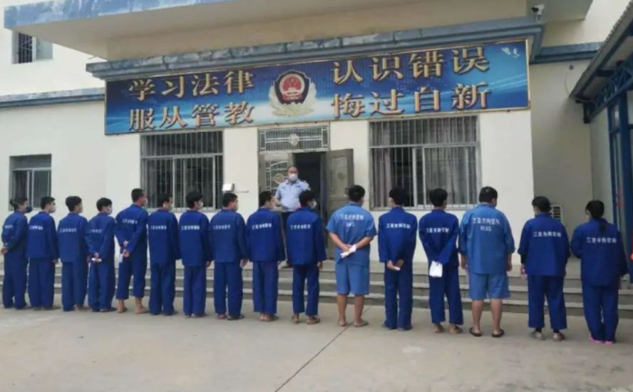 从“迷途客”到“守灯人”